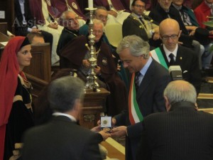 mayor of marion giving gift